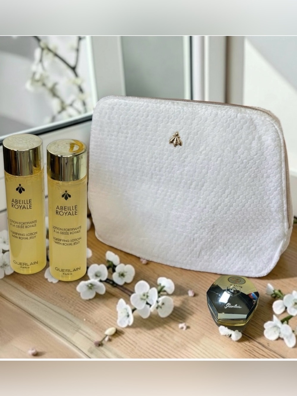 GUERLAIN Abeille Royale Skincare Gift Set w/ White Bee Luxury Pouch - NEW
(EMPTY